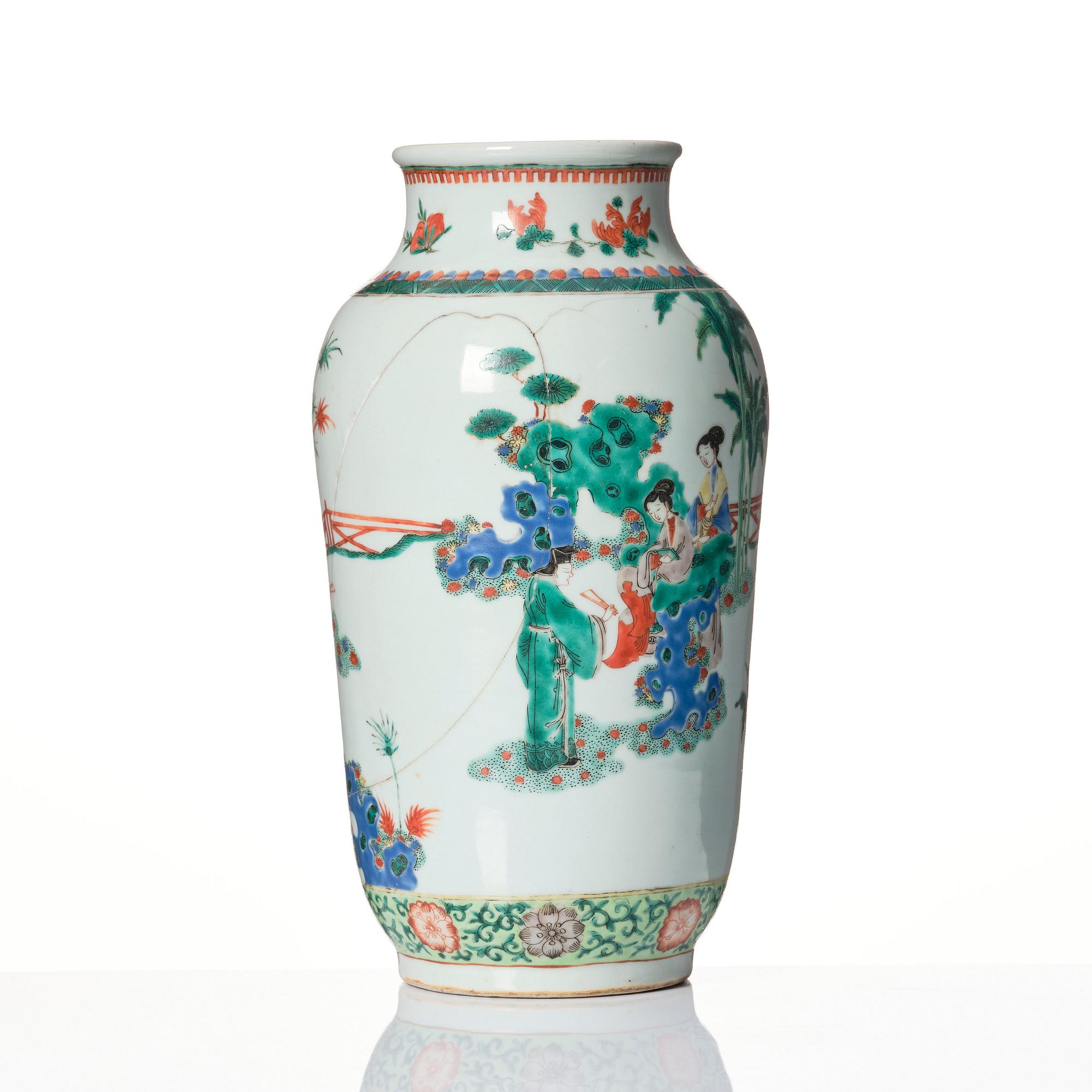 A wucai decorated vase, Qing dynasty, 19th Century.