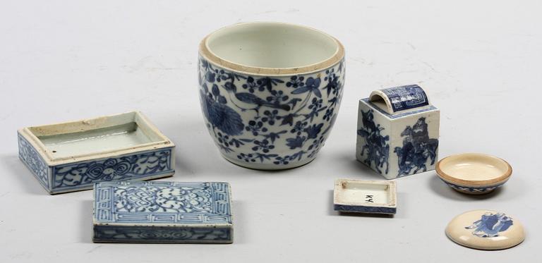 PARTI KINESISKT PORSLIN, 4 delar, Kina, Qing.