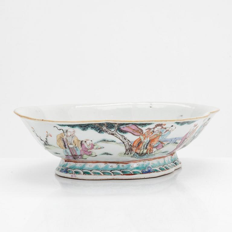 A Chinese porcelain bowl, late Qing dynasty,