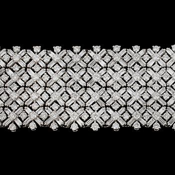 A baguette- and brilliant cut diamond bracelet, tot. 34 cts.