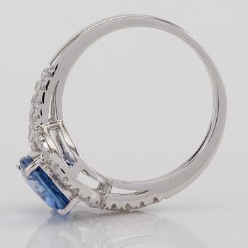 RING, 18K vitguld, safir ca 2.74 ct. och diamanter tot ca 0.39 ct.