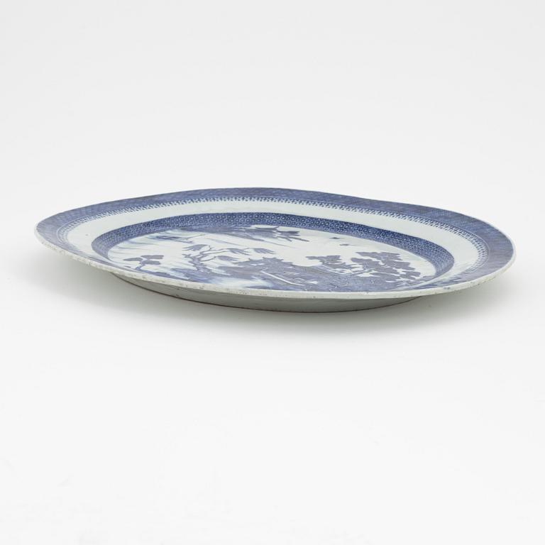 Fat, kompaniporslin, Kina, Qingdynastin, Qianlong (1736-1795) samt terrin, porslin, Jaqing (1796-1820).