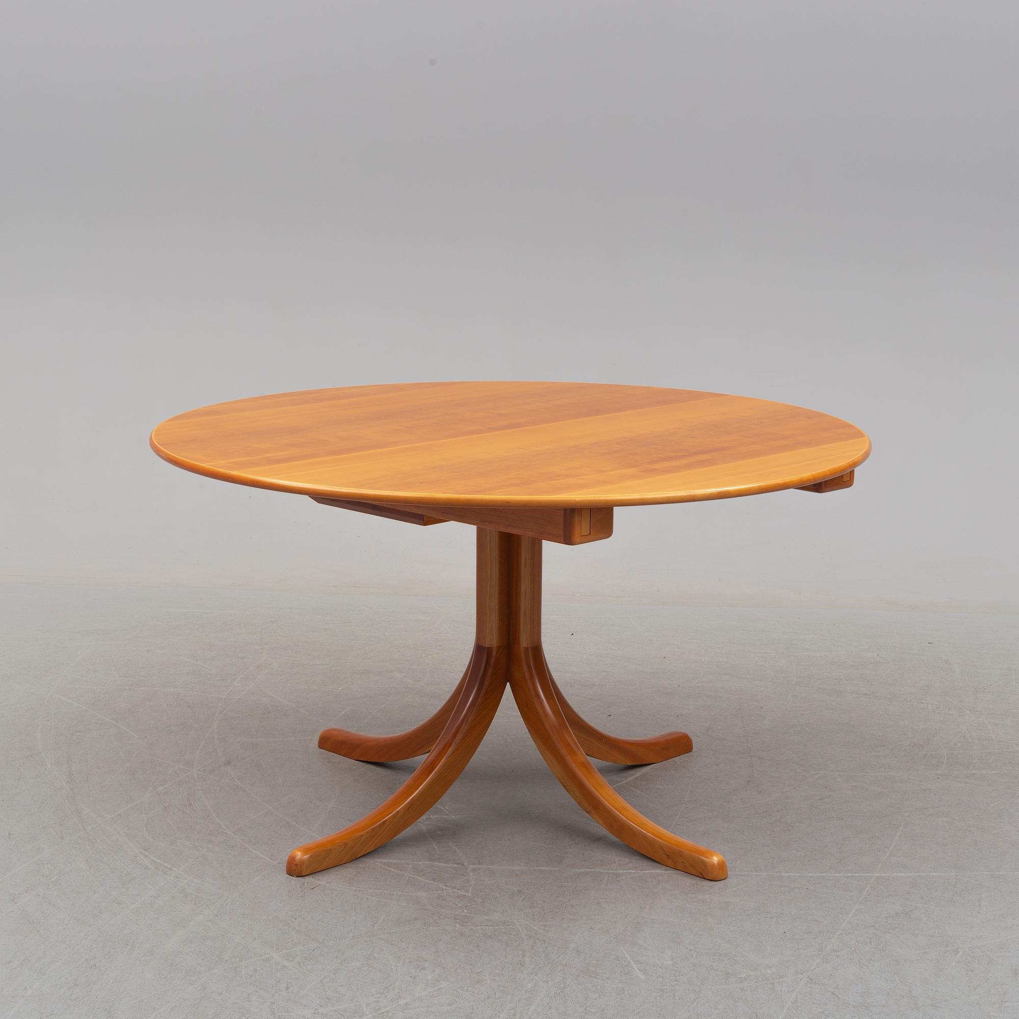 A '771' dining table by Josef Frank, Firma Svenskt Tenn.