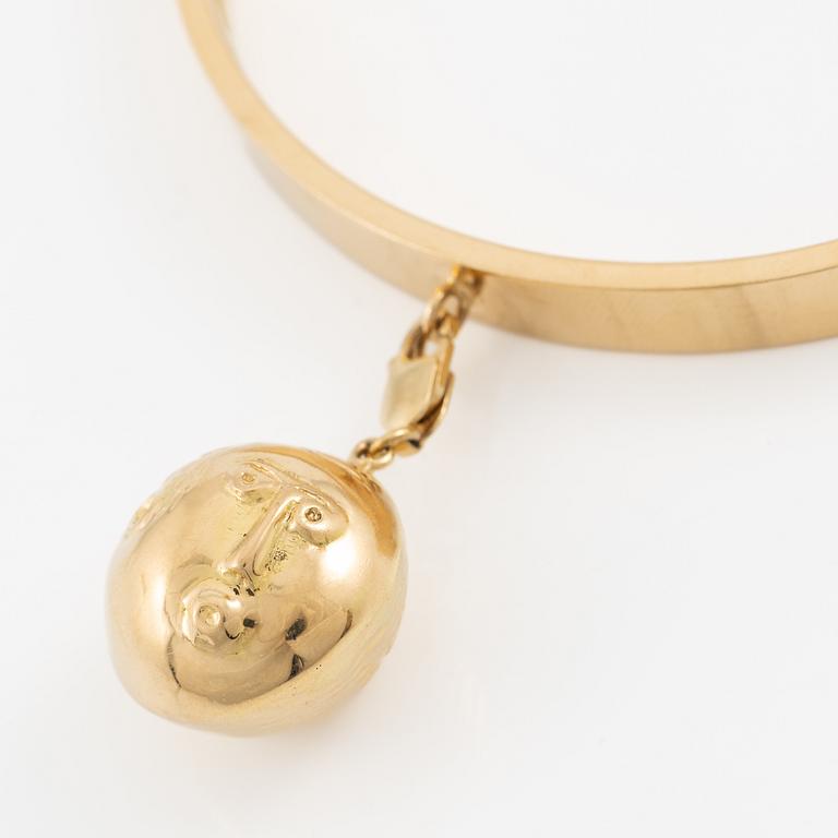 Bracelet, Sebastian Schildt, with a charm in the form of faces, probably Olle Ohlsson, 18K gold.