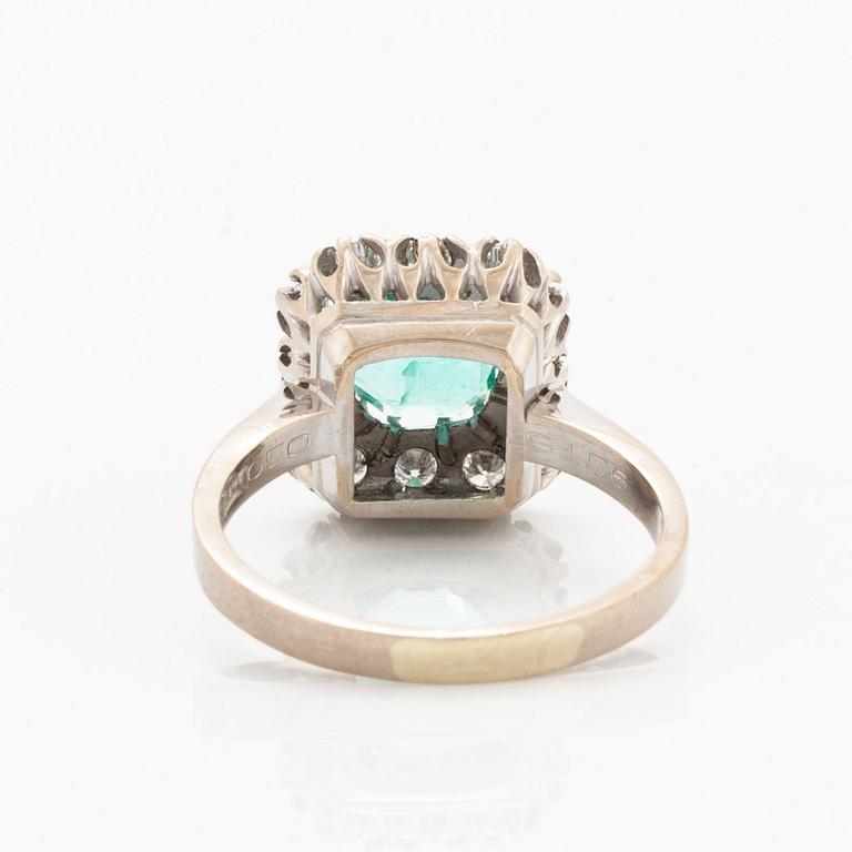 Ring 18K vitguld med en fasettslipad smaragd.