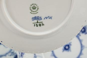 SERVISDELAR, 52 delar, porslin, "Musselmalet" Royal Copenhagen, 1900-talets mitt/andra hälft.
