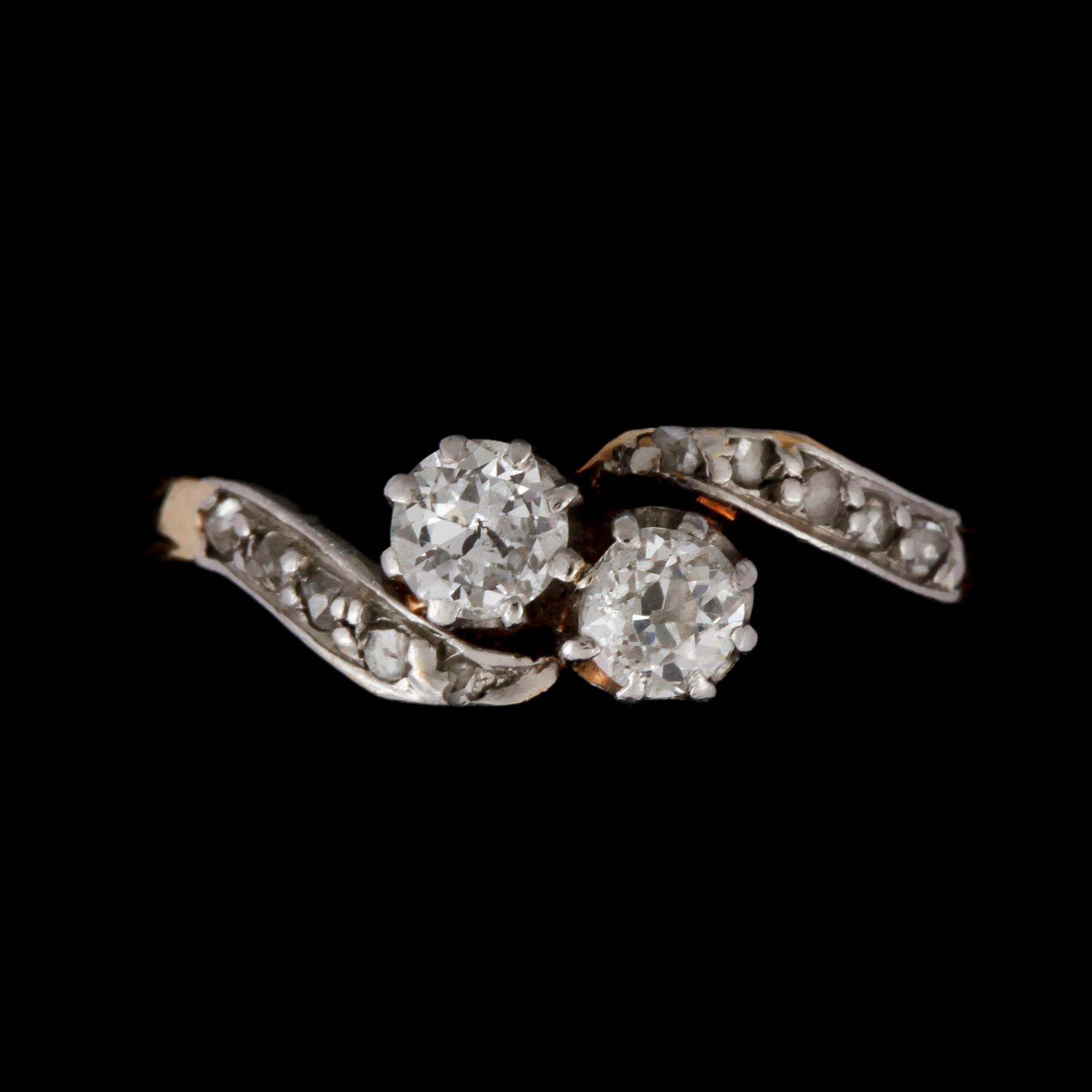 RING, 18k guld med gammalslipade diamanter tot ca0,40ct och små rosenslipade diamanter. Vikt ca2g.