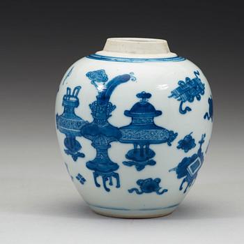 A blue and white jar, Qing dynasty, Kangxi (1662-1722).