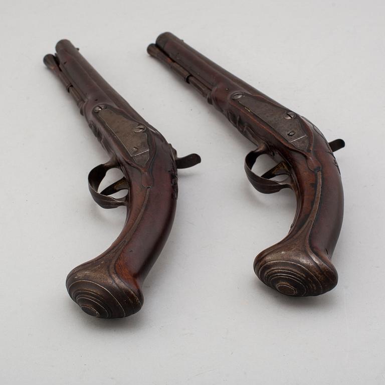 JOHAN FRANZ MEIDINGER, (mästare i Stockholm 1750-1769) slaglåspistoler ett par, signerade.