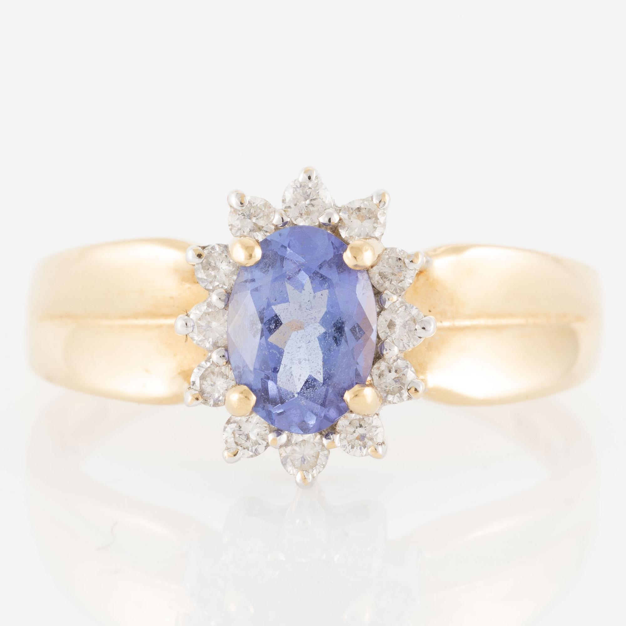 Ring, 14K gold with tanzanite and brilliant-cut diamonds.