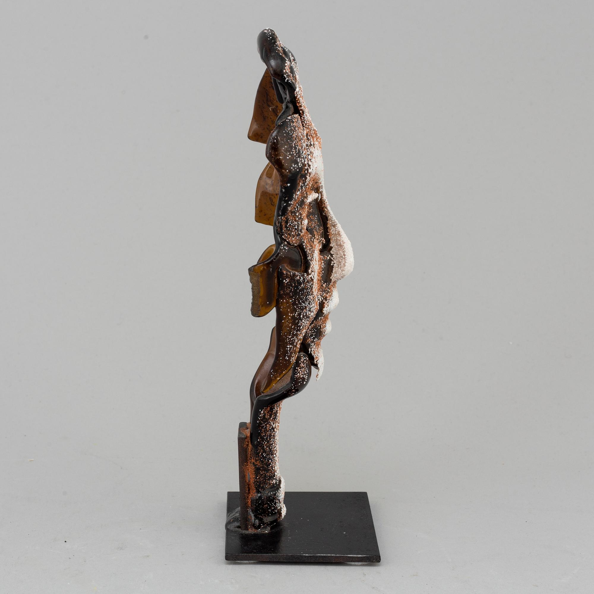 A signed glass sculpture by Bhörj Ekegren.