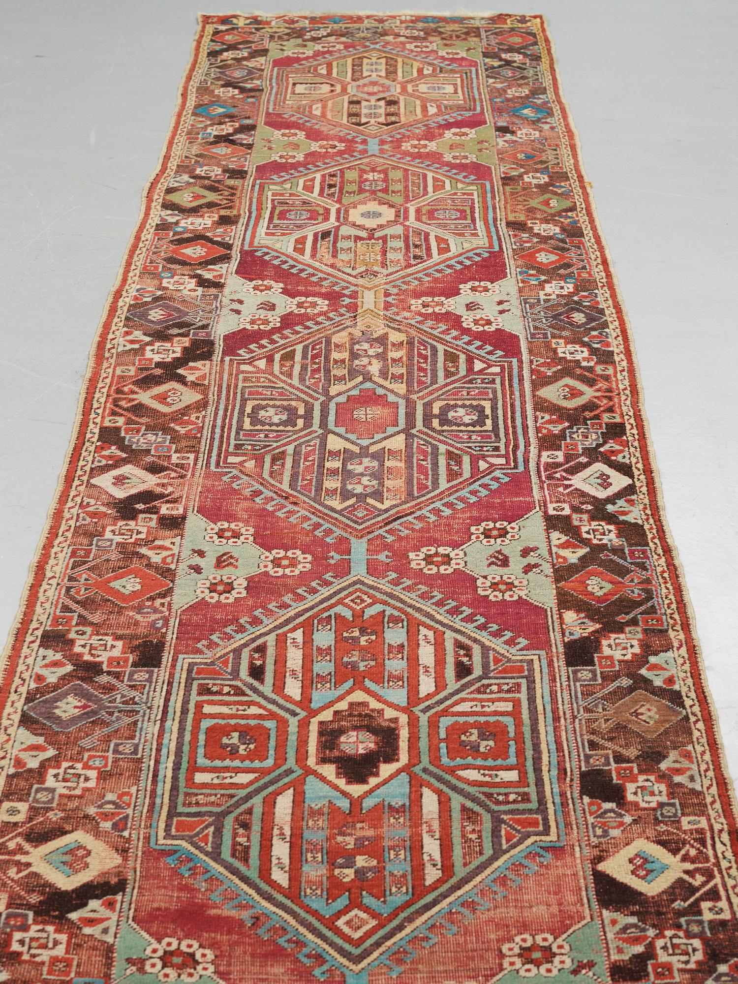 MATTO, an antique Anatolian, ca 425 x 101-107 cm (as well as 2,5 cm light green flat weave at one end.