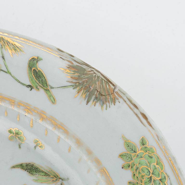 A porcelain serving dish, China, 18th century.