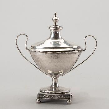SOCKERSKÅL på FOT, silver, 1796, troligen Anders Risén, Göteborg. Vikt 600 gram.