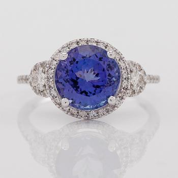 RING, 18K vitguld, diamanter tot ca 0.37 ct. och tanzanit ca 3.20 ct.