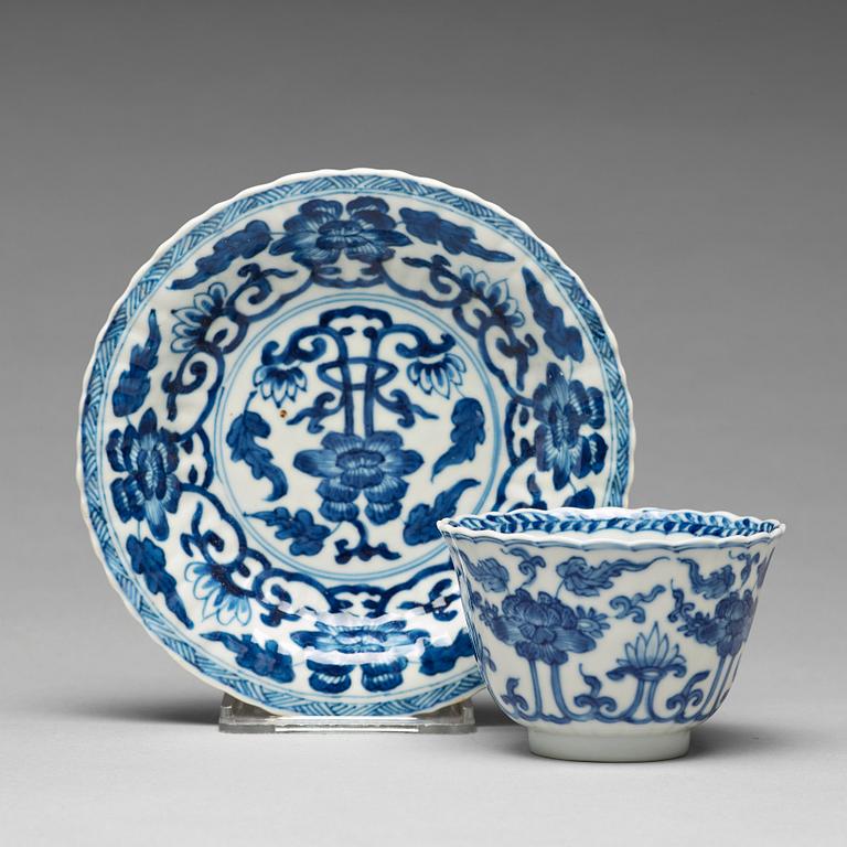 A blue and white cup with stand, Qing dynasty, Kangxi (1662-1722). Monogram HC.