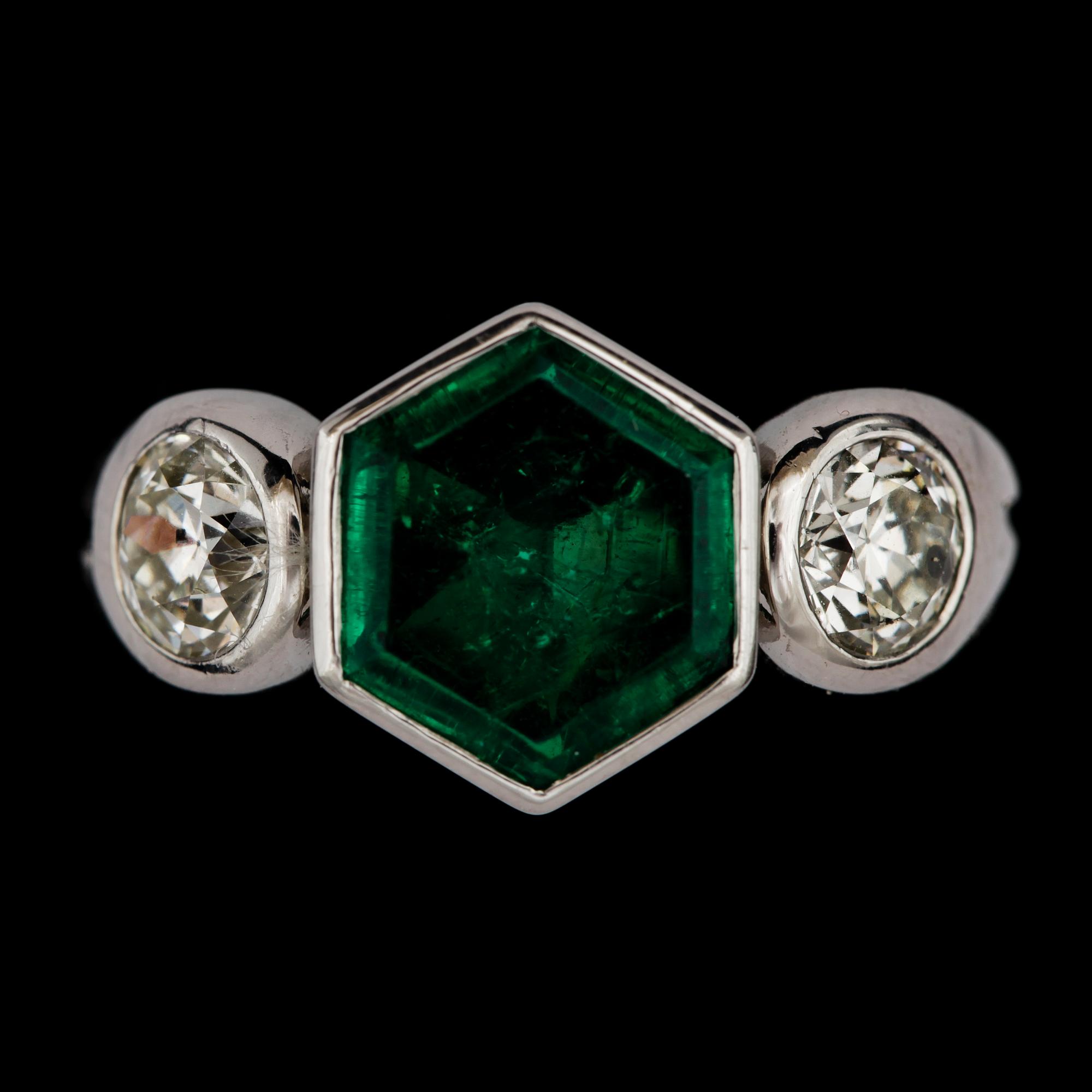 RING, hexagonalt slipad smaragd, ca 3 ct, och gammalslipade diamanter, tot. ca 1 ct.