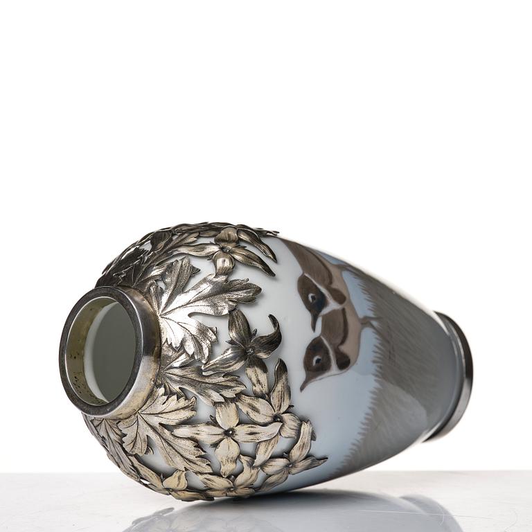 Anton Michelsen, & Royal Copenhagen, vas, porslin med mynning och fot av sterlingsilver, Köpenhamn 1911.