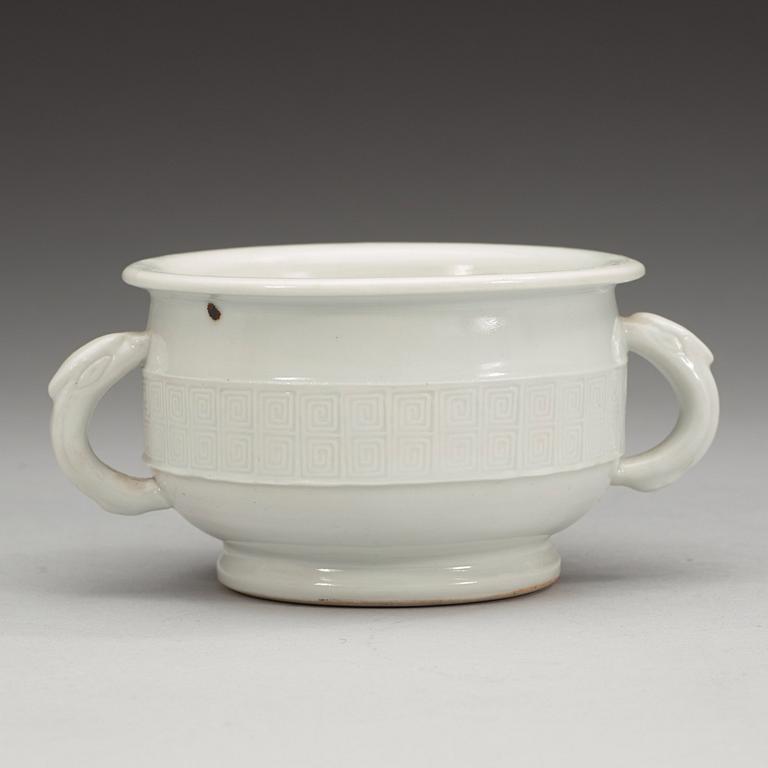 RÖKELSEKAR, blanc de chine. Qing dynastin (1644-1912), med hallmärke botten.