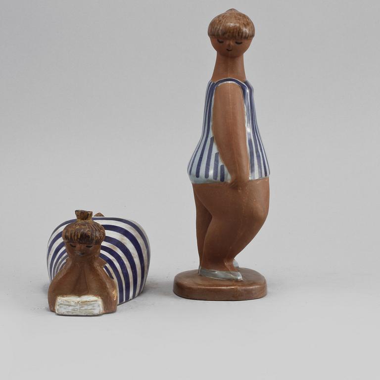 FIGURINER, 2 st, stengods, ur "ABC-flickorna", Lisa Larson, Gustavsberg, 1900-talets andra hälft.