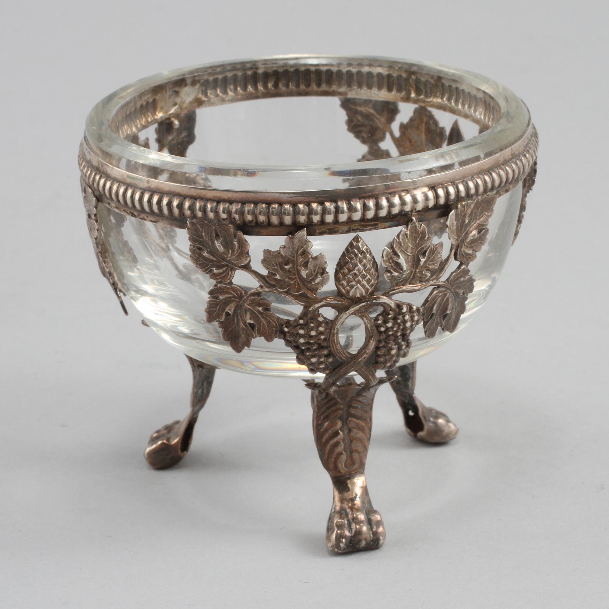 SALTKAR, ett par, silver och glas, omkring år 1900, vikt ca 50 g.