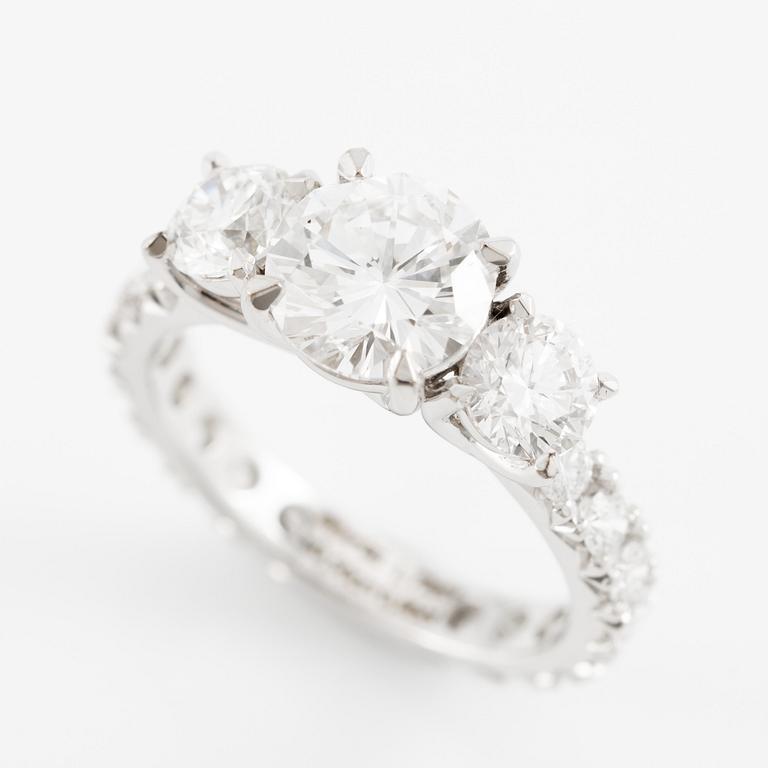 Ring, trestensring, 18K vitguld med briljantslipade diamanter.