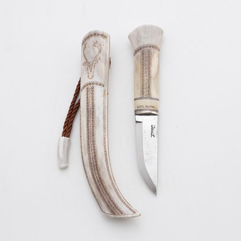 A reindeer horn knife by Bertil Fällman.