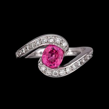 RING, oval fasettslipad rosa safir, 1 ct, och briljantslipade diamanter, tot. ca 0.30 ct.