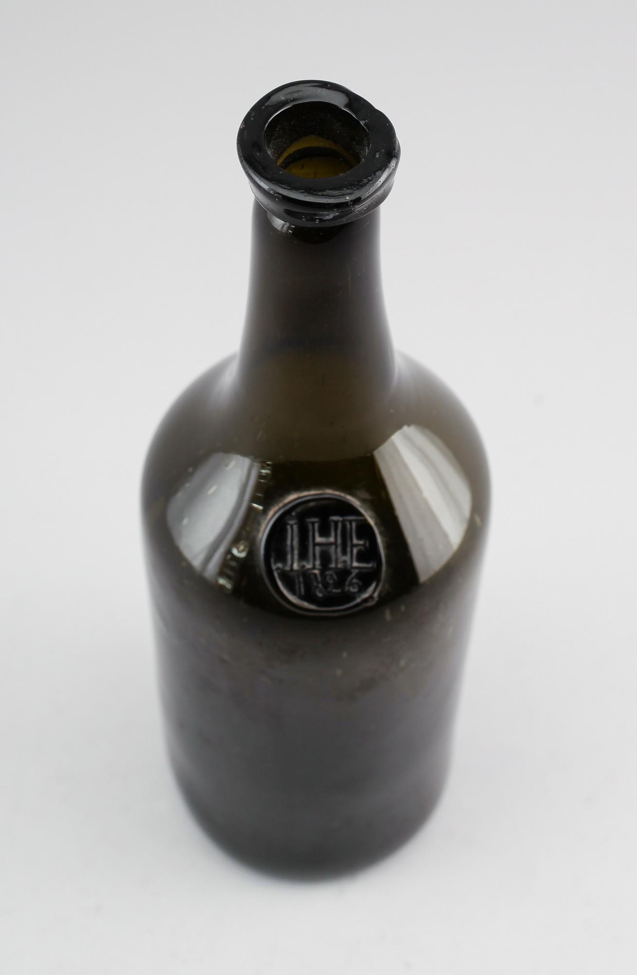 FLASKA, glas, Dalsland, märkt IHE och daterad 1826.
