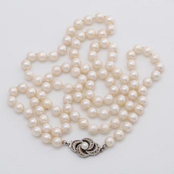 PERAL NECKLACE cultured pearls approx 8 mm, clasp 18K whitegold w 1 cultured pearl approx 5,5 mm and single-cut diamonds.