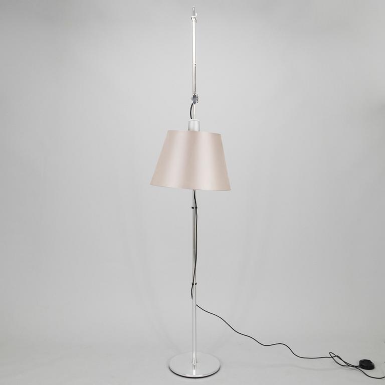 Michele De Lucchi ja Giancarlo Fassina, lattiavalaisin, "Tolomeo Mega Floor", Artemide, 2000-luku.