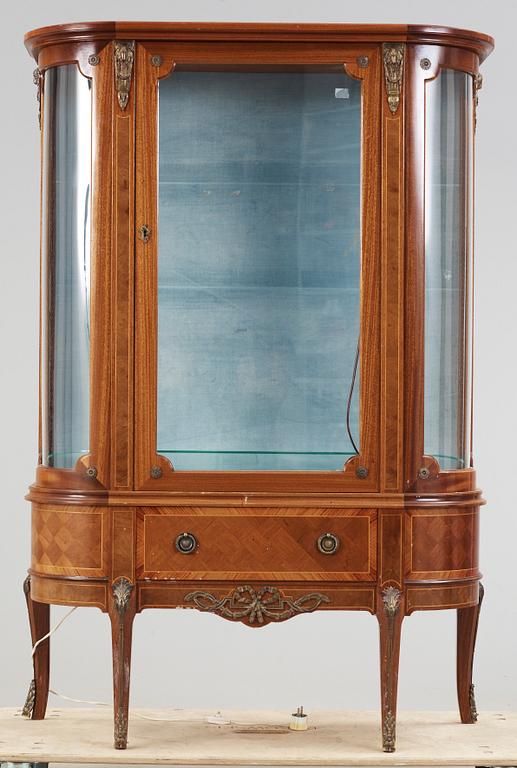 VITRINSKÅP, Louis XVI-stil, 1900-tal.
