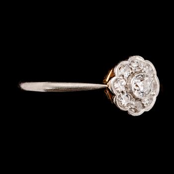 RING, 18 k röd- och vitguld, med briljanter tot ca 0.40 ct.