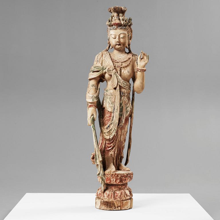 A large wooden sculpture of Guanyin, Ming dynasty (1368-1644).