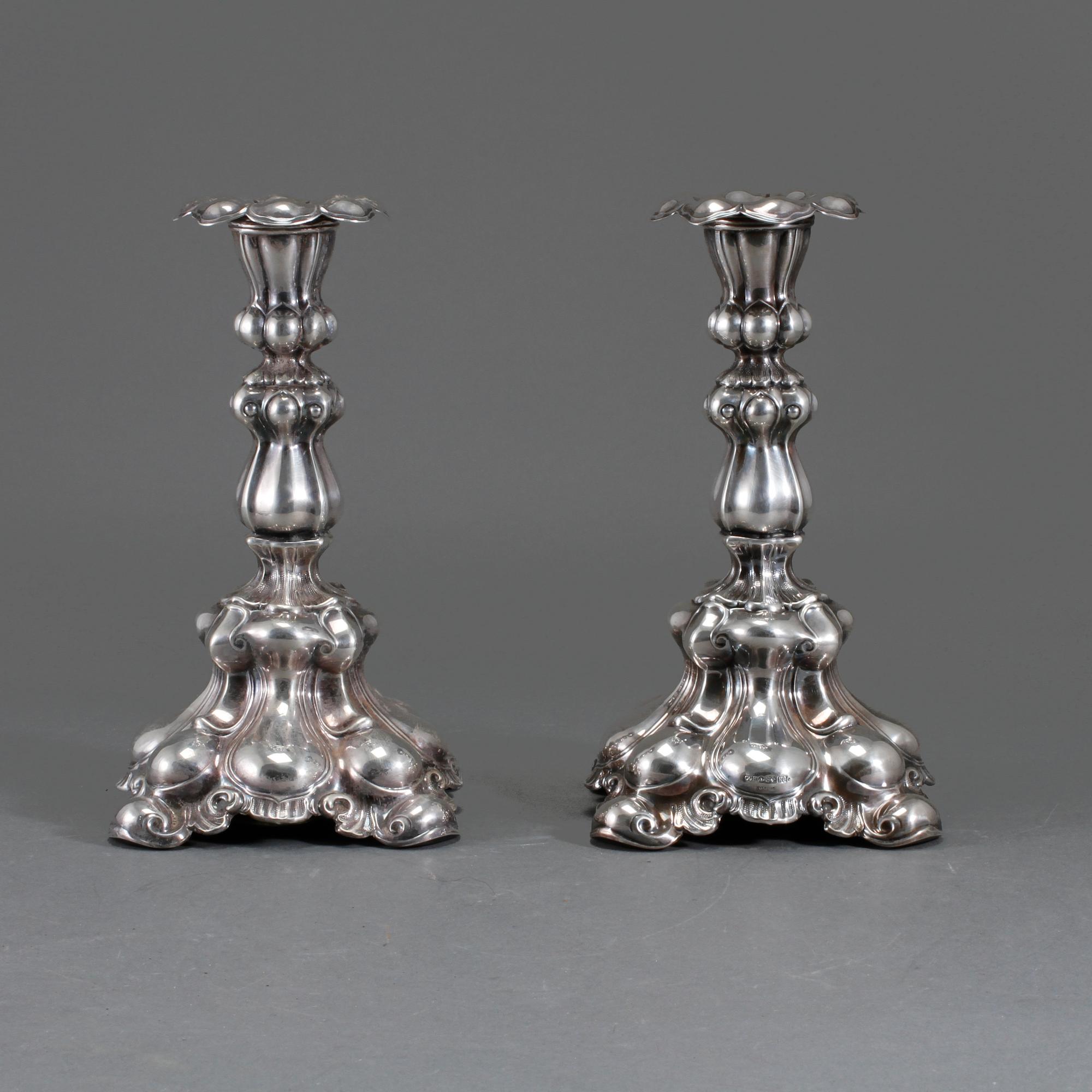 LJUSSTAKAR, ett par, silver, barockstil,  CG Hallberg, Stockholm, 1957 och 1960.