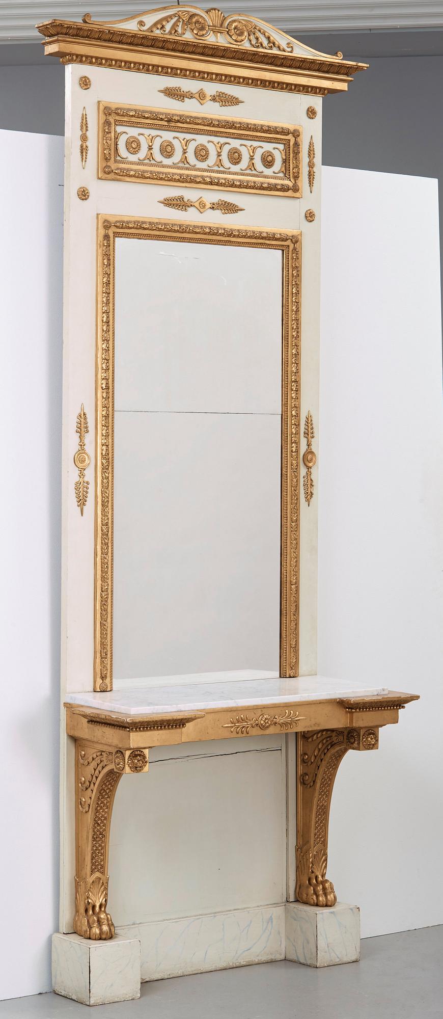 VÄGGFÄLT MED SPEGEL. Sengustavianskt, 1800-talets början.