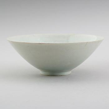 A turquoise glazed bowl with combed and carved floral patterns, Song dynasty (960-1279).