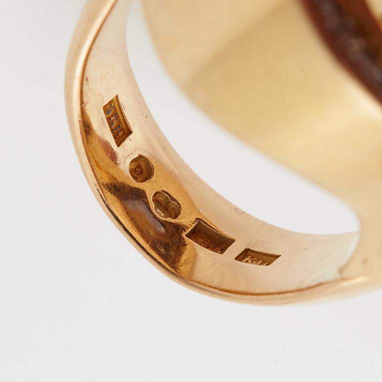 Kristian Nilsson ring med en gul safir 10.10 ct och en blå safir 2.52 ct.