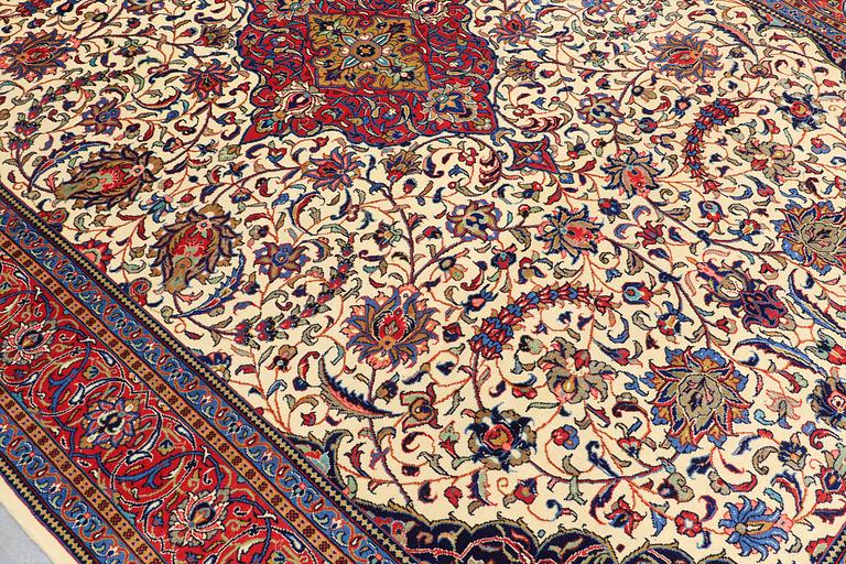 A carpet, Sarouk, ca 351 x 241 cm.