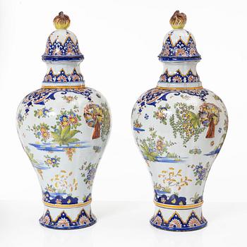 Urnor med lock, fajans, Frankrike, 1800-tal.