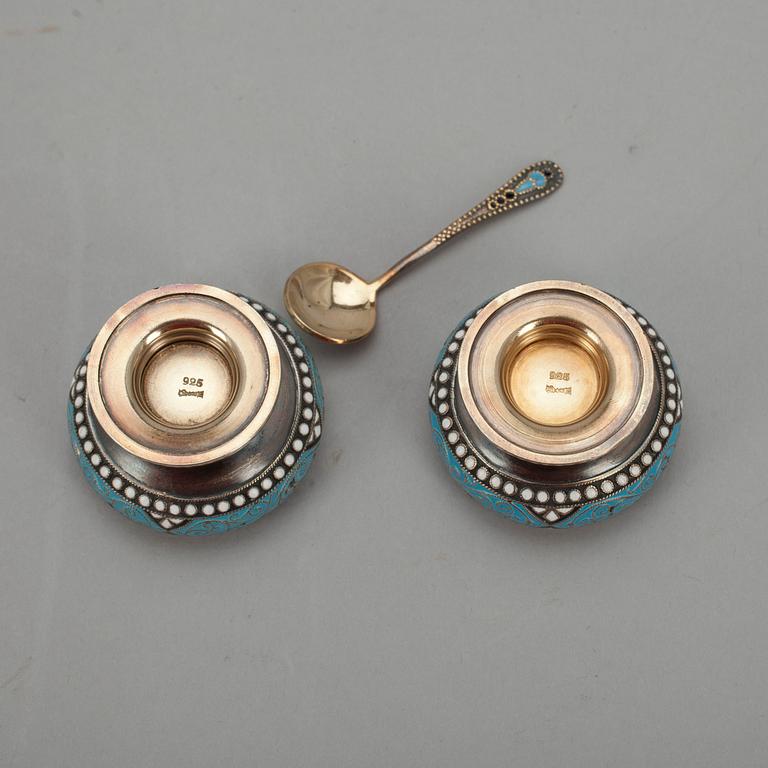 SALTKAR, ett par, samt SKED, förgyllt silver samt cloisonné emalj, Sovjet 1900-talets senare hälft.