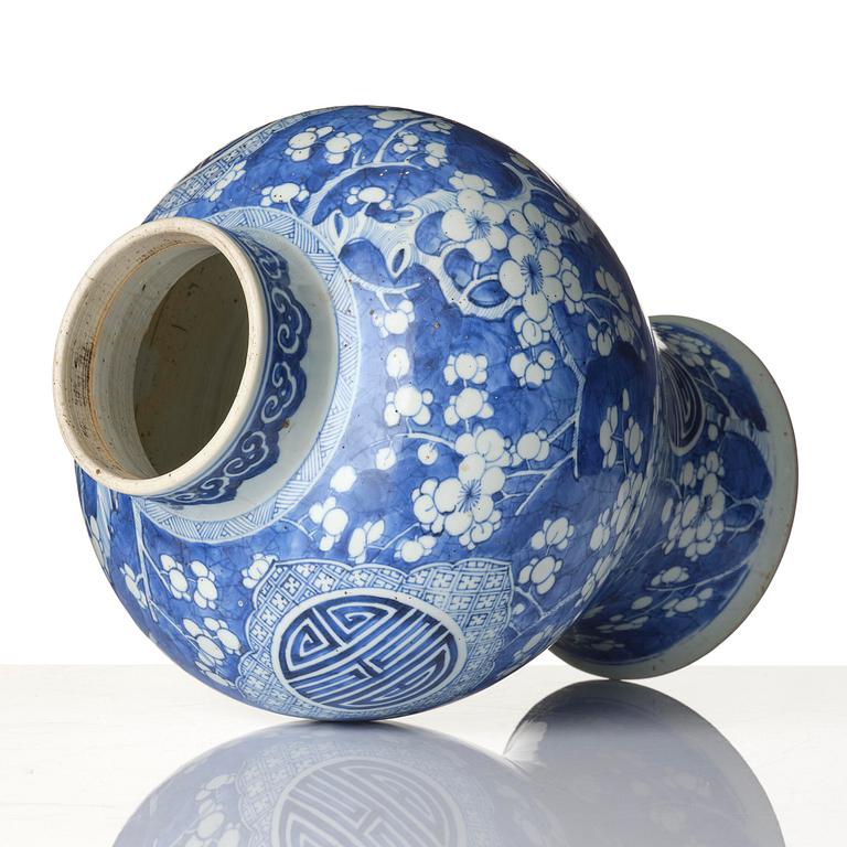 Vas, porslin. Qingdynastin, Kangxi (1662-1722).