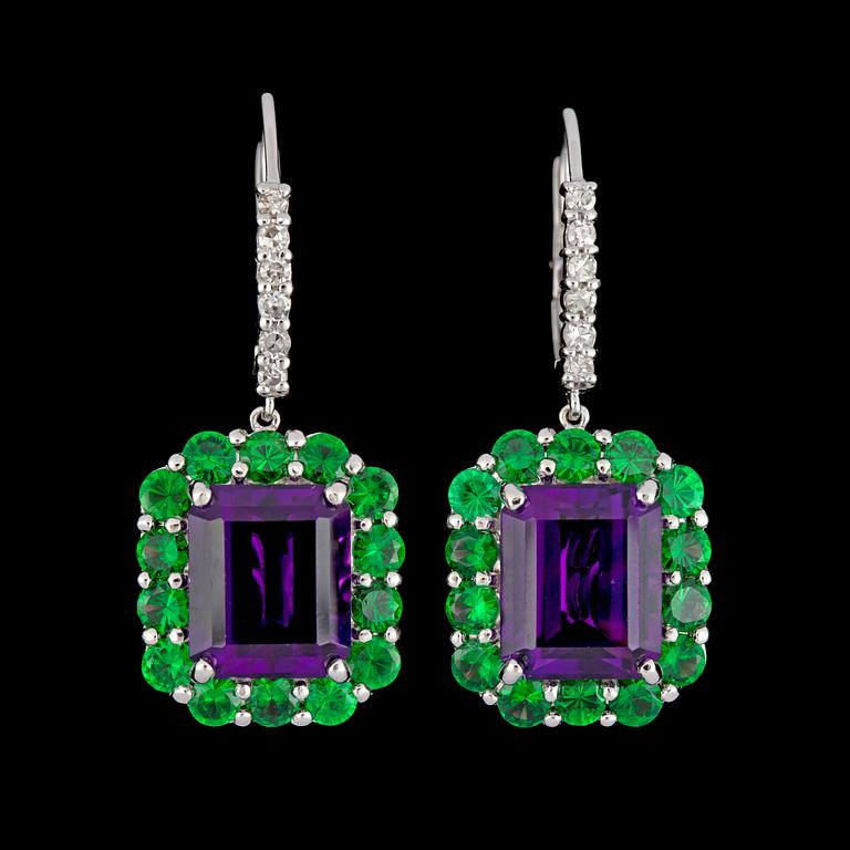 ÖRHÄNGEN, ametister, 9.91 ct, tsavoriter, 3.55 ct och briljantslipade diamanter, tot. 0.38 ct.
