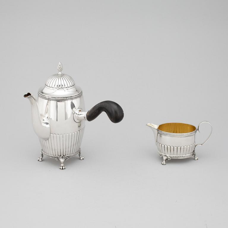 KAFFEKANNA SAMT GRÄDDKANNA, silver, empirstil. C G Hallberg, Stockholm 1938. Vikt ca 750 g.