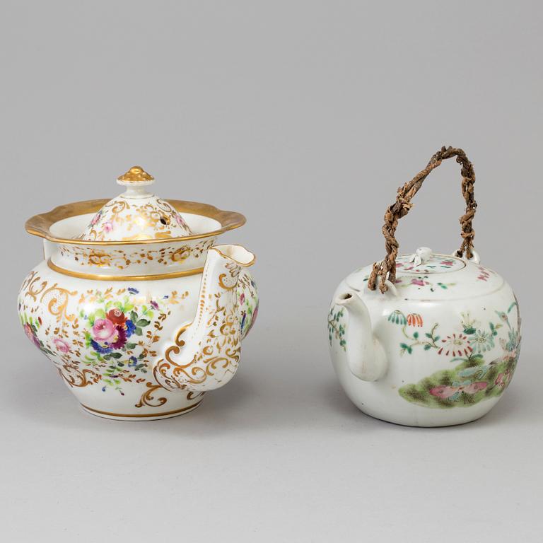 2 teapots, China and Europe, 19th century.