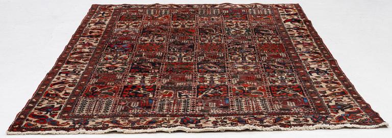 A Bakhtiari carpet a. 290 x 211 cm.