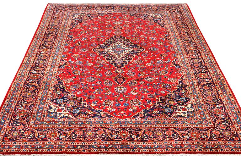 A Kashan carpet, c. 390 x 252 cm.