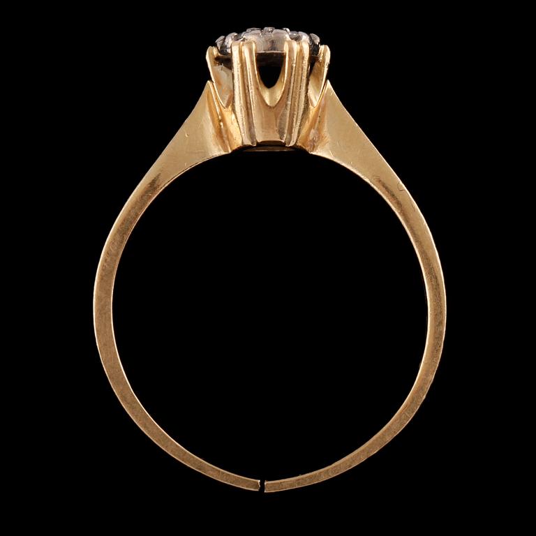 RING, 18k guld med 7 åttkantslipade diamanter, Ceson, Göteborg, 1975. Vikt  3 g.