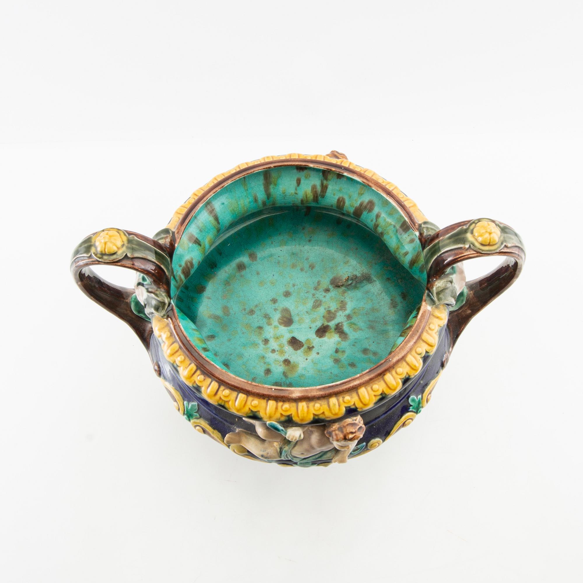 Vase Neo-Renaissance Rörstrand circa 190 majolica.