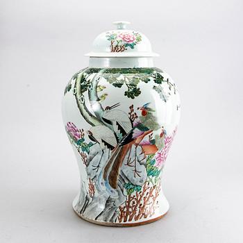 A Chinese porcelain jar with cover, 20th century.